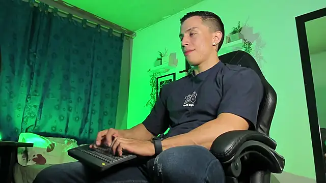 Snapshot of ThomsEvery_ chatting on October 16, 2025, 1:06 am ThomsEvery online show from October 16, 2025, 1:06 am