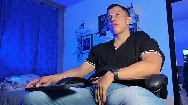 Snapshot of ThomsEvery_ chatting on November 13, 2025, 11:47 pm ThomsEvery online show from November 13, 2025, 11:47 pm