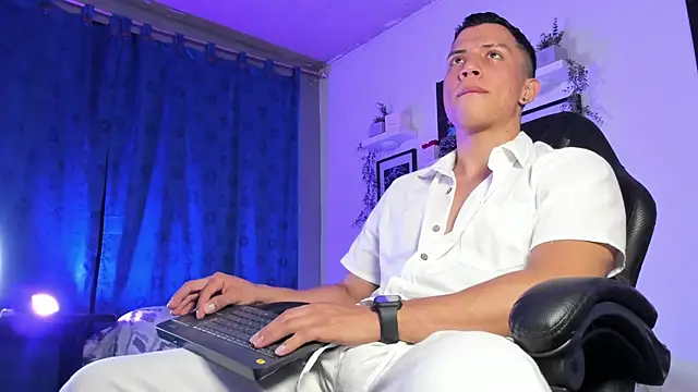 Snapshot of ThomsEvery_ chatting on December 1, 2025, 11:10 pm ThomsEvery online show from December 1, 2025, 11:10 pm