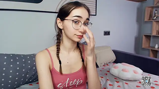 PollyBeev online show from October 19, 2025, 7:36 pm