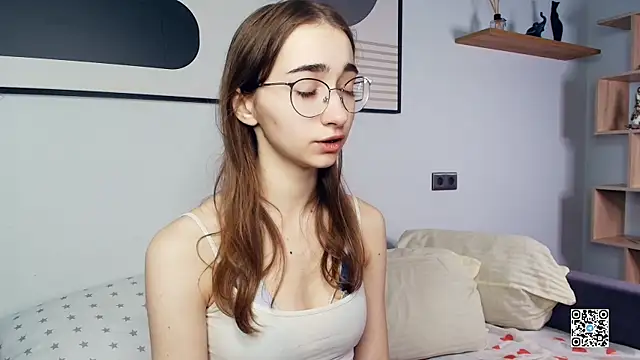 PollyBeev online show from October 22, 2025, 7:30 am