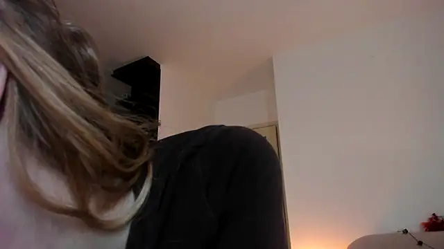 Snapshot of MiaMews chatting on October 21, 2025, 12:28 pm MiaMews online show from October 21, 2025, 12:28 pm