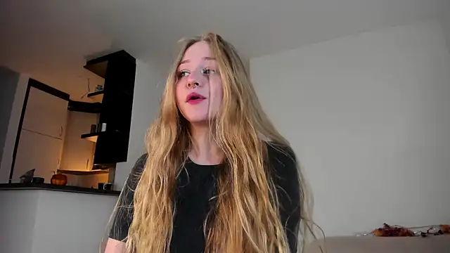 Snapshot of MiaMews chatting on October 28, 2025, 1:03 pm MiaMews online show from October 28, 2025, 1:03 pm