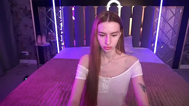 Snow WhiteeeX online show from May 17, 2026, 5:27 am