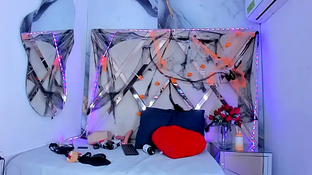 ninaht online show from October 28, 2025, 8:44 pm