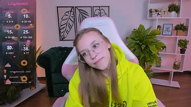 Snapshot of LayriantaVee chatting on February 2, 2025, 1:30 pm LayriantaVee online show from February 2, 2025, 1:30 pm