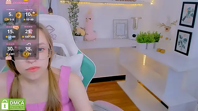 Snapshot of LayriantaVee chatting on February 10, 2025, 7:04 am LayriantaVee online show from February 10, 2025, 7:04 am