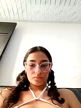 Snapshot of Ary-18 chatting on November 11, 2025, 1:33 pm Ary-18 online show from November 11, 2025, 1:33 pm