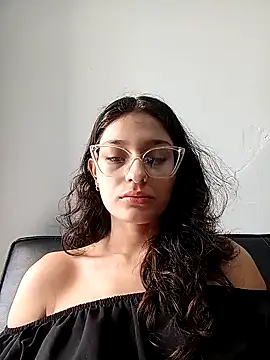 Snapshot of Ary-18 chatting on December 5, 2025, 2:03 pm Ary-18 online show from December 5, 2025, 2:03 pm