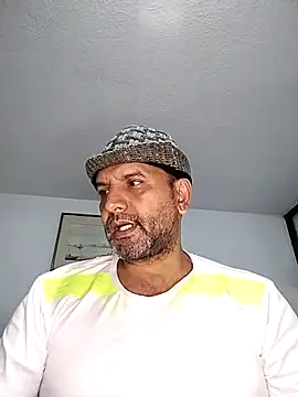 Snapshot of RogueTraveler chatting on September 25, 2025, 3:32 am RogueTraveler online show from September 25, 2025, 3:32 am