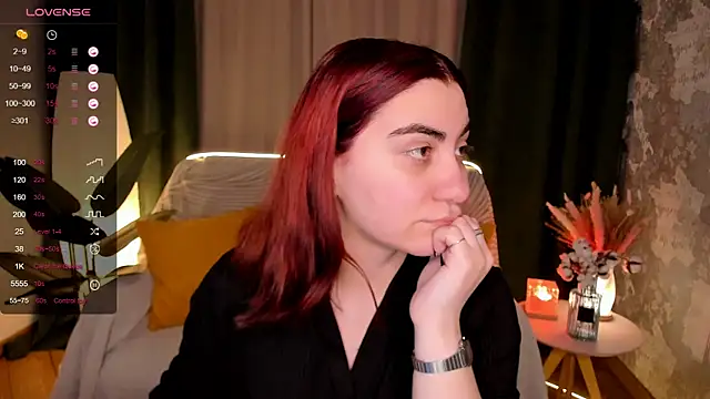 Snapshot of hannacheekss_ chatting on December 3, 2025, 2:08 am hannacheekss online show from December 3, 2025, 2:08 am