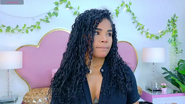 NahiaraReina online show from November 10, 2025, 1:10 pm