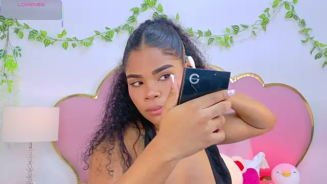 NahiaraReina online show from December 2, 2025, 1:39 pm