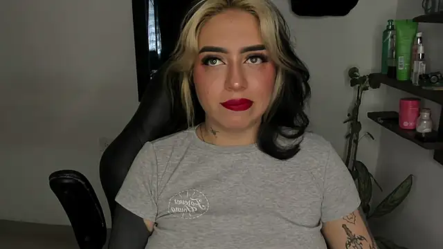 Snapshot of AnnikaMerliahh_ chatting on December 22, 2025, 1:41 pm AnnikaMerliahh online show from December 22, 2025, 1:41 pm