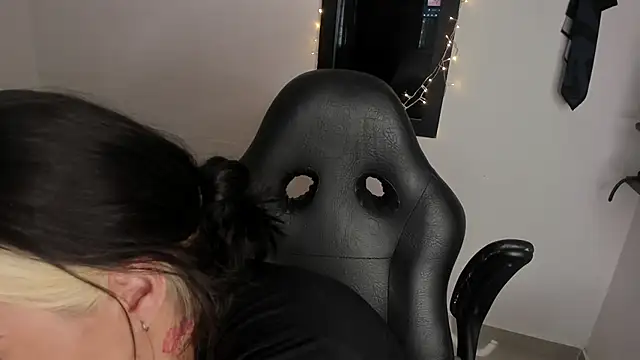 Snapshot of AnnikaMerliahh_ chatting on January 14, 2026, 12:33 pm AnnikaMerliahh online show from January 14, 2026, 12:33 pm