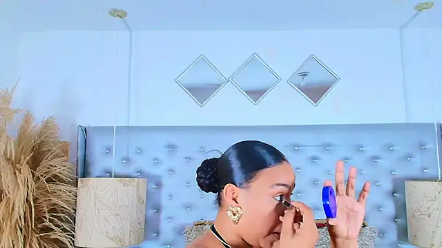 EileenBenzon online show from November 24, 2025, 4:40 pm