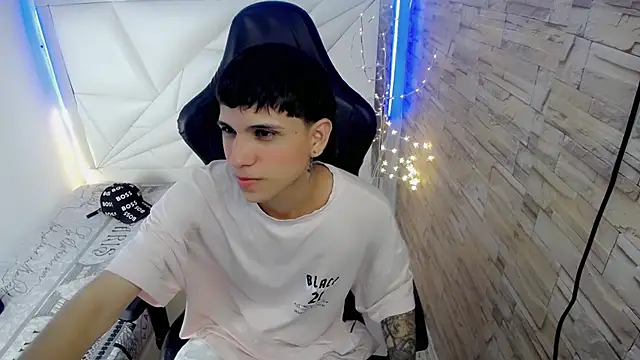 Brayan lopezz online show from December 3, 2024, 2:27 pm