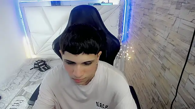 Brayan lopezz online show from December 4, 2024, 1:53 pm