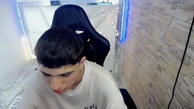 Brayan lopezz online show from December 5, 2024, 2:44 pm