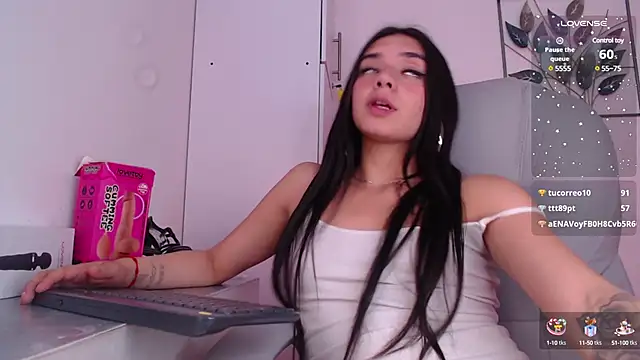 Snapshot of Kylie_golden chatting on January 21, 2025, 6:02 pm Kylie golden online show from January 21, 2025, 6:02 pm