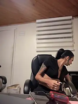 Hilary pinkk online show from December 19, 2025, 2:29 am