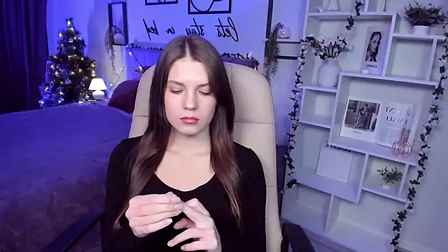 BellaSweetHeart online show from December 23, 2024, 1:03 pm