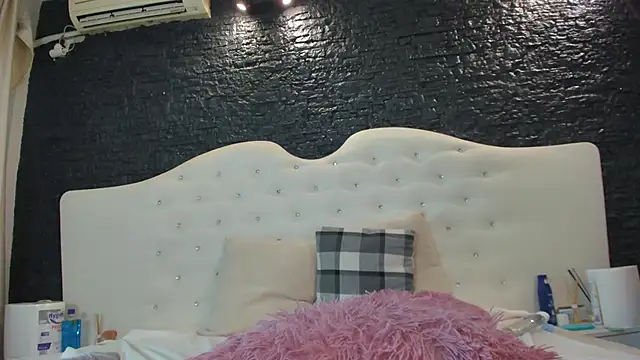 LaurynCopper online show from February 2, 2025, 10:46 am