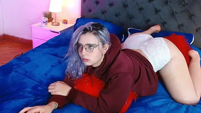 Snapshot of Thea_Aphros_ chatting on December 17, 2025, 9:43 pm Thea Aphros online show from December 17, 2025, 9:43 pm