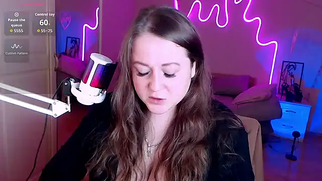 Snapshot of LizzyShine chatting on October 4, 2025, 1:42 pm LizzyShine online show from October 4, 2025, 1:42 pm