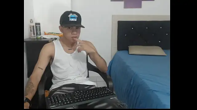 Snapshot of logannth chatting on October 12, 2025, 7:46 pm logannth online show from October 12, 2025, 7:46 pm