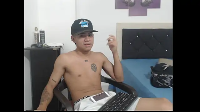 Snapshot of logannth chatting on October 13, 2025, 7:52 am logannth online show from October 13, 2025, 7:52 am