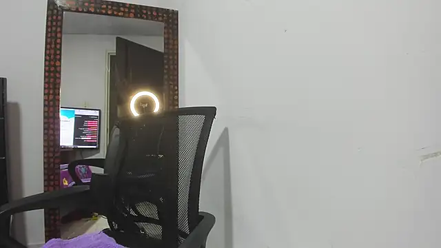 Snapshot of Karljensen33 chatting on January 19, 2025, 2:04 am Karljensen33 online show from January 19, 2025, 2:04 am