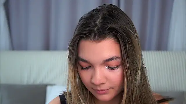 VeronaAppleberry online show from October 9, 2025, 11:08 am