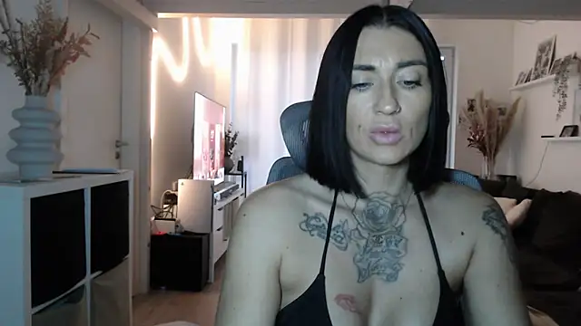 IntiMia online show from November 11, 2025, 7:52 am