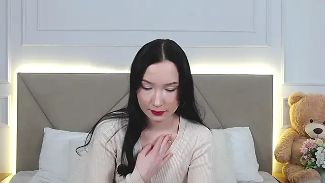 LeilaLow online show from December 17, 2024, 3:06 pm