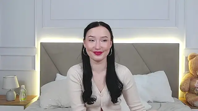 LeilaLow online show from December 17, 2024, 6:09 pm