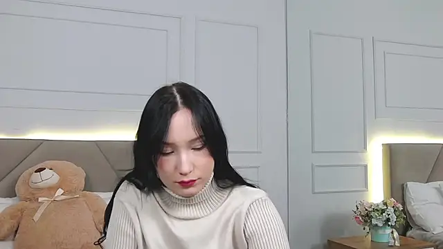 LeilaLow online show from December 24, 2024, 12:11 pm