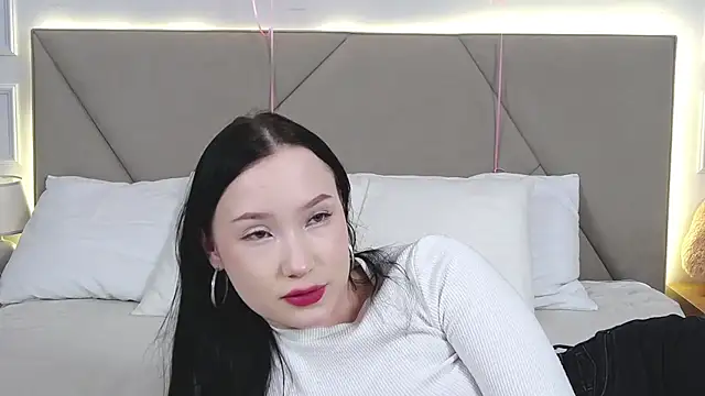 LeilaLow online show from February 21, 2025, 12:06 pm