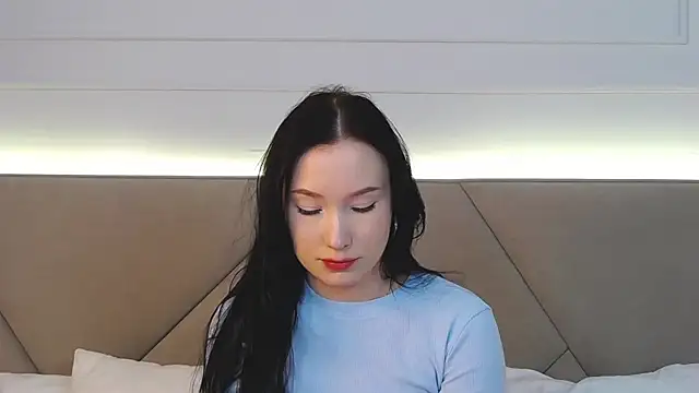 LeilaLow online show from February 25, 2025, 6:20 pm