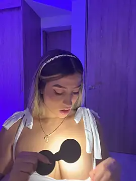 Snapshot of Issabela_G1 chatting on February 18, 2026, 3:24 am Issabela G1 online show from February 18, 2026, 3:24 am