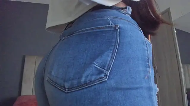 Charlotte Olsen  online show from February 13, 2025, 6:48 pm