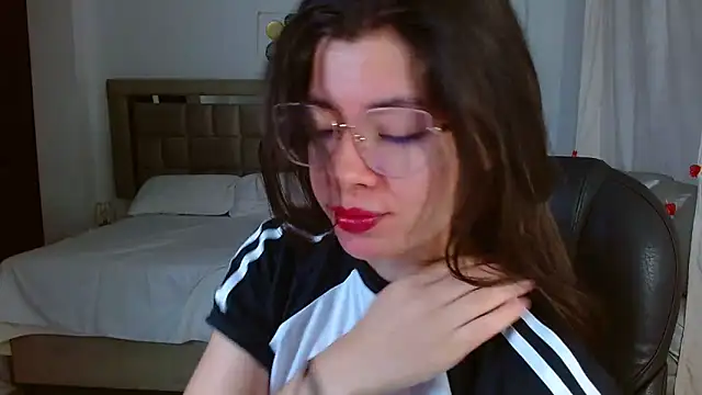 Snapshot of zoecruzz chatting on February 19, 2026, 1:29 pm zoecruzz online show from February 19, 2026, 1:29 pm