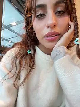 Snapshot of Katee_Jones chatting on December 18, 2025, 10:38 pm Katee Jones online show from December 18, 2025, 10:38 pm