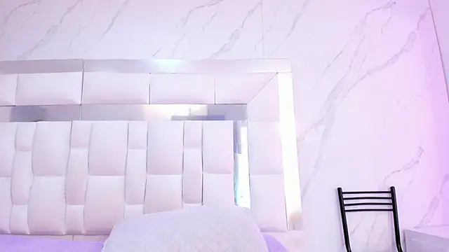 BritneyCollins online show from November 30, 2025, 1:48 pm