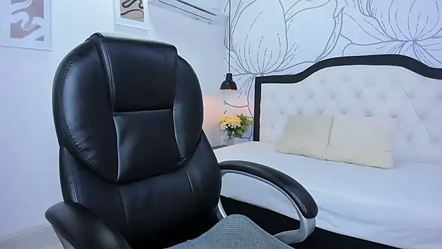 margot smith  online show from January 31, 2025, 12:07 pm