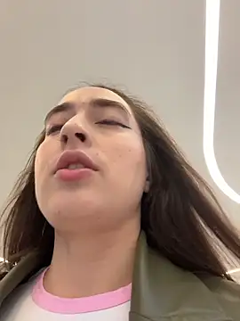 Snapshot of Holly_Play chatting on November 4, 2025, 9:08 am Holly Play online show from November 4, 2025, 9:08 am