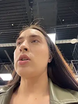 Snapshot of Holly_Play chatting on November 5, 2025, 12:05 pm Holly Play online show from November 5, 2025, 12:05 pm