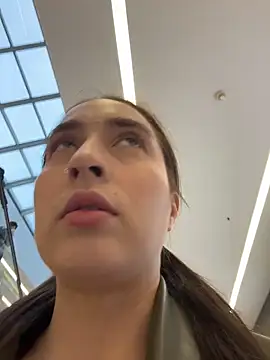 Snapshot of Holly_Play chatting on November 6, 2025, 9:10 am Holly Play online show from November 6, 2025, 9:10 am