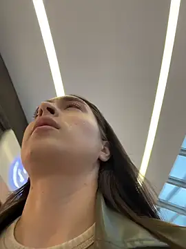 Snapshot of Holly_Play chatting on November 9, 2025, 7:06 am Holly Play online show from November 9, 2025, 7:06 am