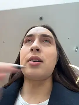 Snapshot of Holly_Play chatting on November 11, 2025, 9:09 am Holly Play online show from November 11, 2025, 9:09 am